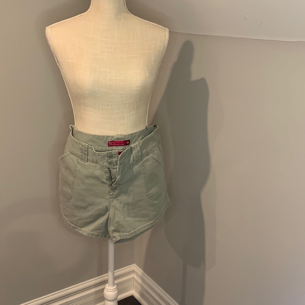 Woman short size 9, Junior ,color gray. Used